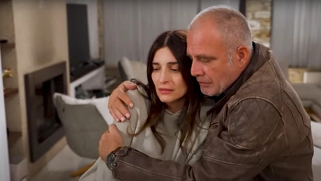 Η Γη της Ελιάς: Ιουλία και Στάθης σε σκηνή της σειράς