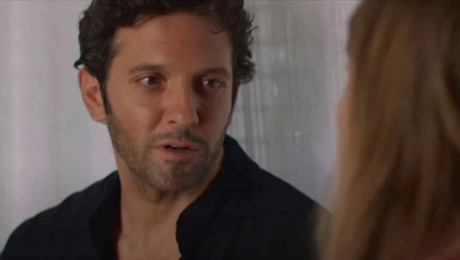 Η Παραλία: Ο Χάρι σε σκηνή της σειράς