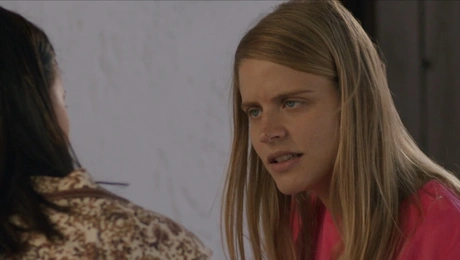 Η Παραλία: Η Υπατία σε σκηνή της σειράς