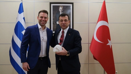 Ο Στέφανος Κασσελάκης με τον Εκρέμ Ιμάμογλου