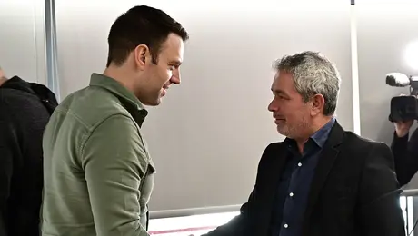 Ο Στέφανος Κασσελάκης με μέλη αλβανικής κοινότητας