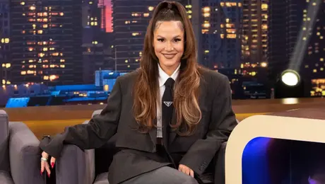 Η τραγουδίστρια Lila στο «The 2Night Show»