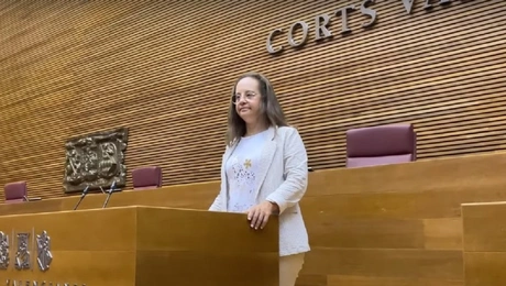 Η Mar Galceran στο βήμα της περιφερειακής βουλής Corts Valencianes