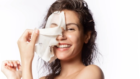 Γυναίκα αφαιρεί μάσκα ομορφιάς από το πρόσωπό της