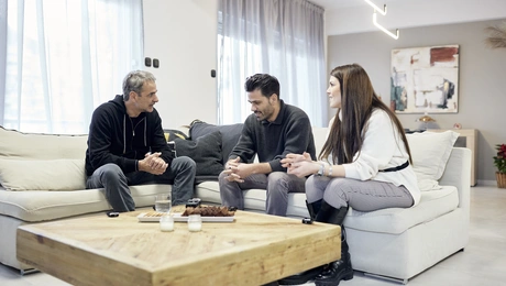 Συνάντηση Μητσοτάκη με ζευγάρι ωφελούμενων του προγράμματος «Σπίτι μου»