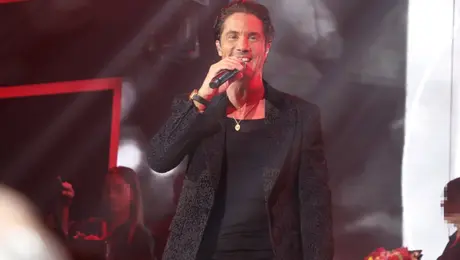 Ο Νίκος Οικονομόπουλος στο νυχτερινό κέντρο που εμφανίζεται