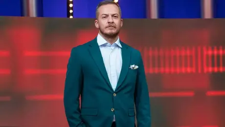 Ο Πάνος Δημάκης στο πλατό του «The Chase»