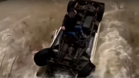 Το διασωστικό συνεργείο προσεγγίζει τη γυναίκα