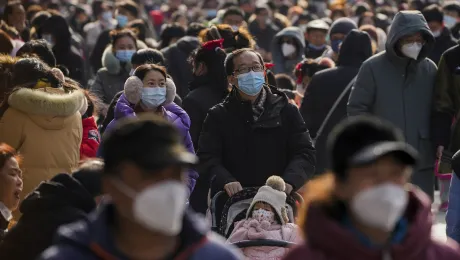 Πλήθος με προστατευτικές μάσκες στο Πεκίνο
