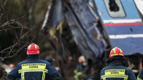Πυροσβέστες στα Τέμπη