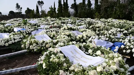 Στεφάνια στο Τατόι για τον τέως Βασιλιά Κωνσταντίνο