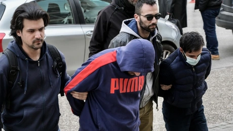 Η μεταγωγή των κατηγορουμένων για τη γυναικοκτονία στο δικαστήριο