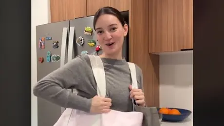 Η Influencer προμοτάρει την πανάκριβη τσάντα σούπερ μάρκετ