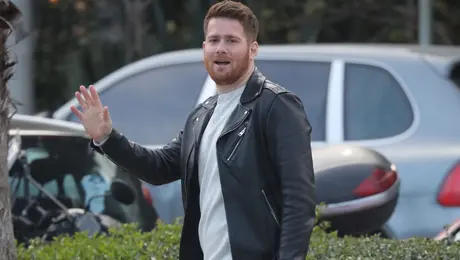 Ο Τζέιμς Καφετζής σε βόλτα στη Γλυφάδα