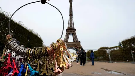 Viktor Lusting Eiffel Tower