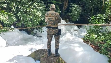 Ποτάμι στη Βραζιλία γέμισε με επικίνδυνους αφρούς 