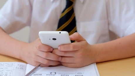 Τέλος τα κινητά τηλέφωνα για τους μαθητές στη Βρετανία. (Πηγή εικόνας: The Guardian)