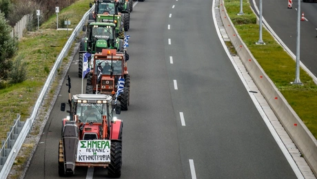 Αγρότες με τρακτέρ