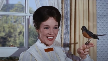 Η Τζούλι Άντριους σε σκηνή της ταινίας «Μαίρη Πόππινς»