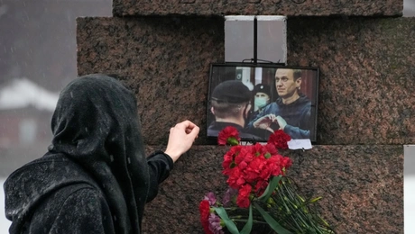 Γυναίκα αγγίζει μία φωτογραφία του Αλεξέι Ναβάλνι