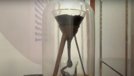 Το απελπιστικά αργό πείραμα με την πίσσα