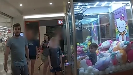 Aγοράκι 3 ετών κατάφερε να μπει σε μηχάνημα με λούτρινα κουκλάκια