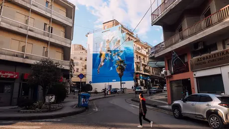 Πεζός περπατάει στο Αγρίνιο.