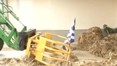 Αγρότες έριξαν κοπριά και σανό στο κτίριο της Περιφέρειας στο Μεσολόγγι