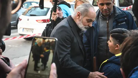 Ο Αριστείδης Καμπανός συνομιλεί με τον μικρό Λέανδρο.