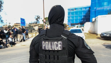 Αστυνομικός έξω από τη ναυτιλιακή στη Γλυφάδα