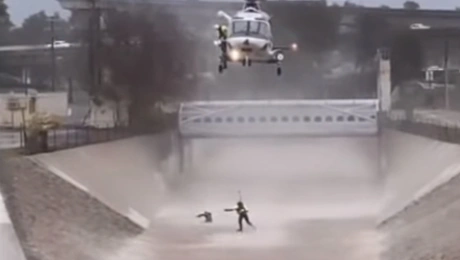 Διάσωση άνδρα από ποτάμι στο Λος Άντζελες