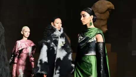 Στιγμιότυπο από την επίδειξη μόδας στο Βρετανικό Μουσείο