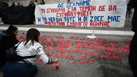 Φοιτητές γράφουν ξανά τα ονόματα των νεκρών από τα Τέμπη στη Βουλή