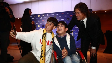 Σέλφι του Αλμέιδα με τα αδέρφια Παπαστεφανάκη