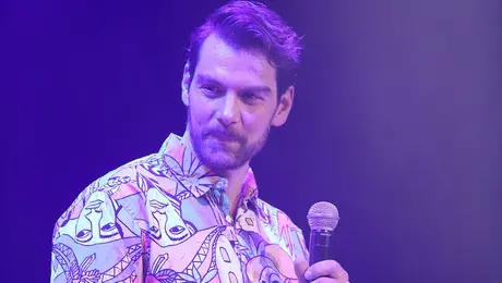 Ο Γιάννης Κουκουράκης στο Γυάλινο Μουσικό Θέατρο