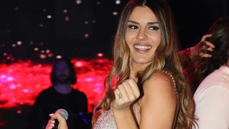 Η Χριστίνα Κολέτσα στο νυχτερινό κέντρο που εμφανίζεται