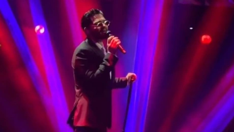 Ο Χρήστος Μάστορας με γυαλιά ηλίου στη σκηνή