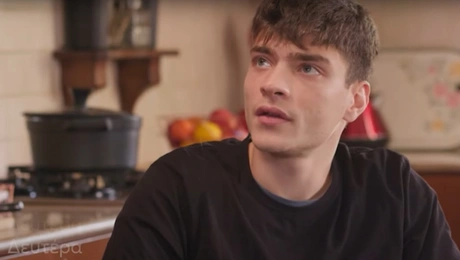 Η Γη της Ελιάς: Ο Φίλιππος σε σκηνή της σειράς