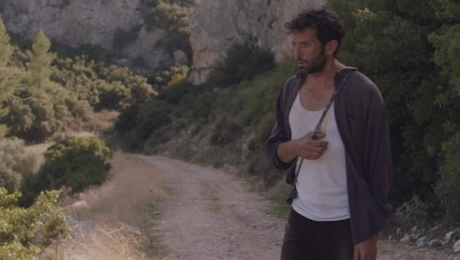 Η Παραλία: Ο Χάρι σε σκηνή της σειράς