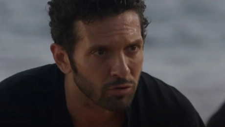 Η Παραλία: Ο Χάρι σε σκηνή της σειράς