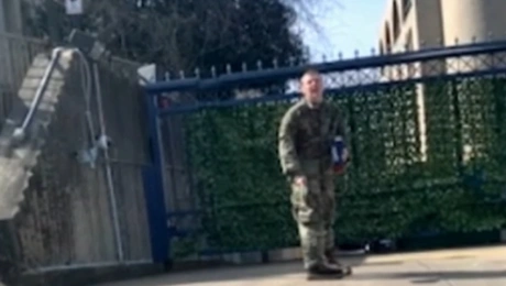 Ο Αμερικανός στρατιωτικός λίγο πριν αυτοπυρποληθεί έξω από την ισραηλινή πρεσβεία στην Ουάσινγκτον