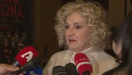 Η Υρώ Μανέ κάνει δηλώσεις σε δημοσιογράφους