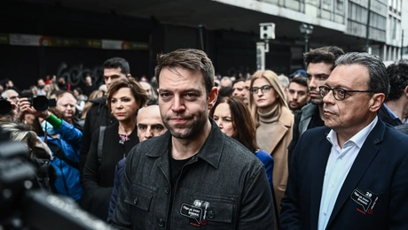 Ο Στέφανος Κασσελάκης σε συγκέντρωση για τον ένα χρόνο Τέμπη