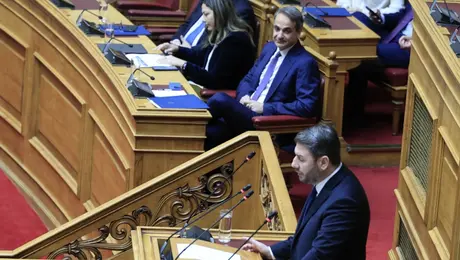 Κυριάκος Μητσοτάκης και Νίκος Ανδρουλάκης στη Βουλή