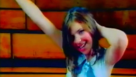 Η τραγουδίστρια Ναυσικά στο βίντεοκλιπ για το «Κάνω Όνειρα»