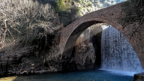 Πέτρινη γέφυρα στην Παλαιοκαρυά