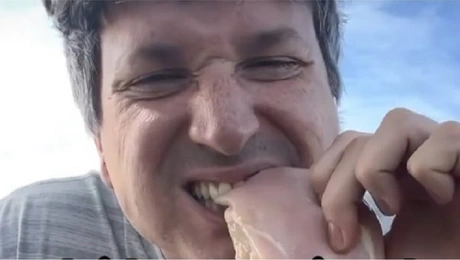 Ο John δεν χάνει ούτε μία μέρα ωμοφαγίας