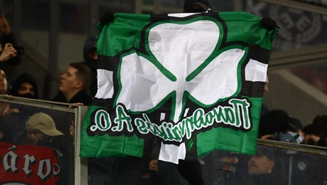 Σημαία του Παναθηναϊκού στο Καραϊσκάκη