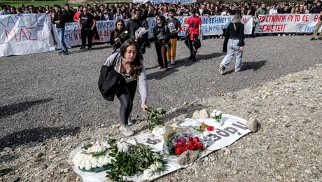 Συγκέντρωση φοιτητών στο σημείο του δυστυχήματος στα Τέμπη