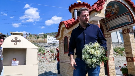 Ο Νίκος Ανδρουλάκης στο σημείο της τραγωδίας των Τεμπών